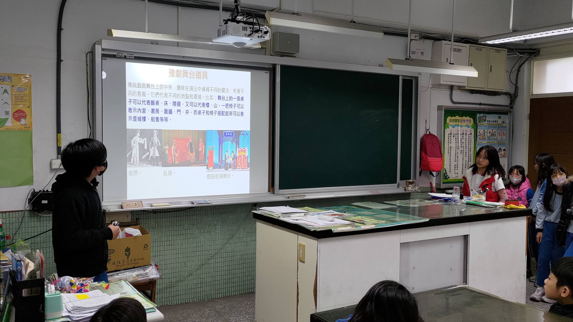 Introducing the Musical Instruments of Bangzi Opera.